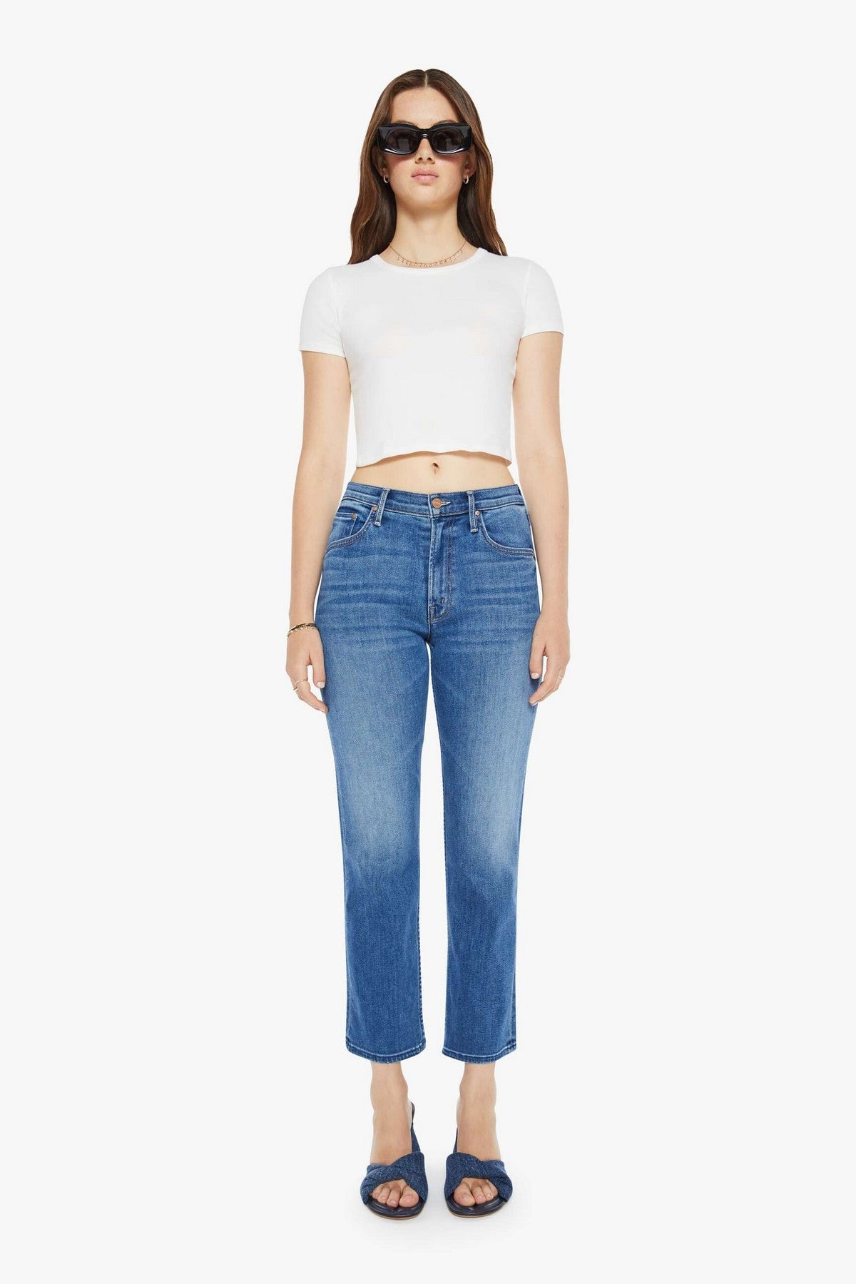 Jeans van Mother, model the smarty flood in medium blue.