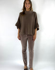 12427 FFC velvet broek in de kleur hazelnut met hoge taille en rechte pijp.