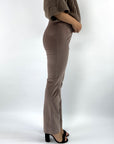 12427 FFC velvet broek in de kleur hazelnut met hoge taille en rechte pijp.