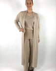 15053-1080: Lange beige cardigan van FFC zonder knopen, uitgevoerd in een luxe wol-cashmere kwaliteit.