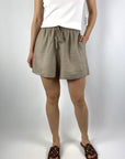 15406 1591 FFC dames short 100% linnen beige losse pasvorm zomerse stijl