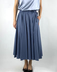 15425 FFC midi-rok in doveblauw populine met strikdetail en plooien.