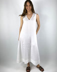 15434 1030 FFC mouwloos wit linnen kleed met V-hals en A-lijn silhouet