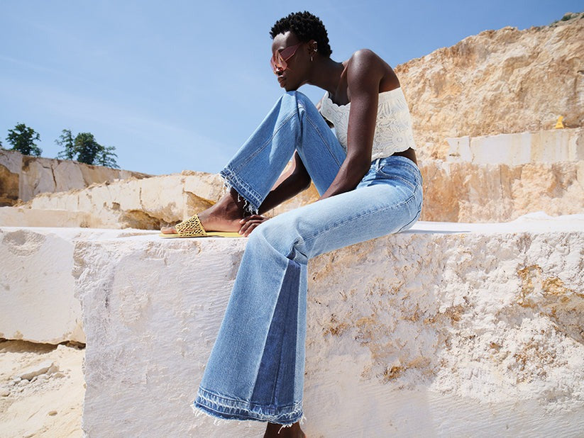 Jeans met bootcut pijpen uit de collectie van Cambio.