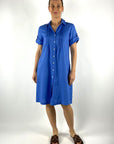 22183-238: Blauwe linnen hemdjurk van La Camicia met witte contrastknopen en een klassieke kraag.