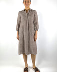 22177-324: Bruine gestreepte linnen hemdjurk van La Camicia met 3/4 mouwen en een verborgen knoopsluiting.