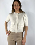 261C2552BI-17: Kort Hemisphere vestje in ecru kasjmier-katoen met halflange mouwen bij Nuance Boutique.