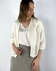 261C533FP-17: Witte ribgebreide Hemisphere cardigan met bloemapplicaties bij Nuance Boutique.