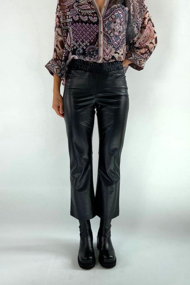 Cambio Felice flared 5-pocket broek van vegan nappa met rechte pijpen en elastische tailleband met belettering