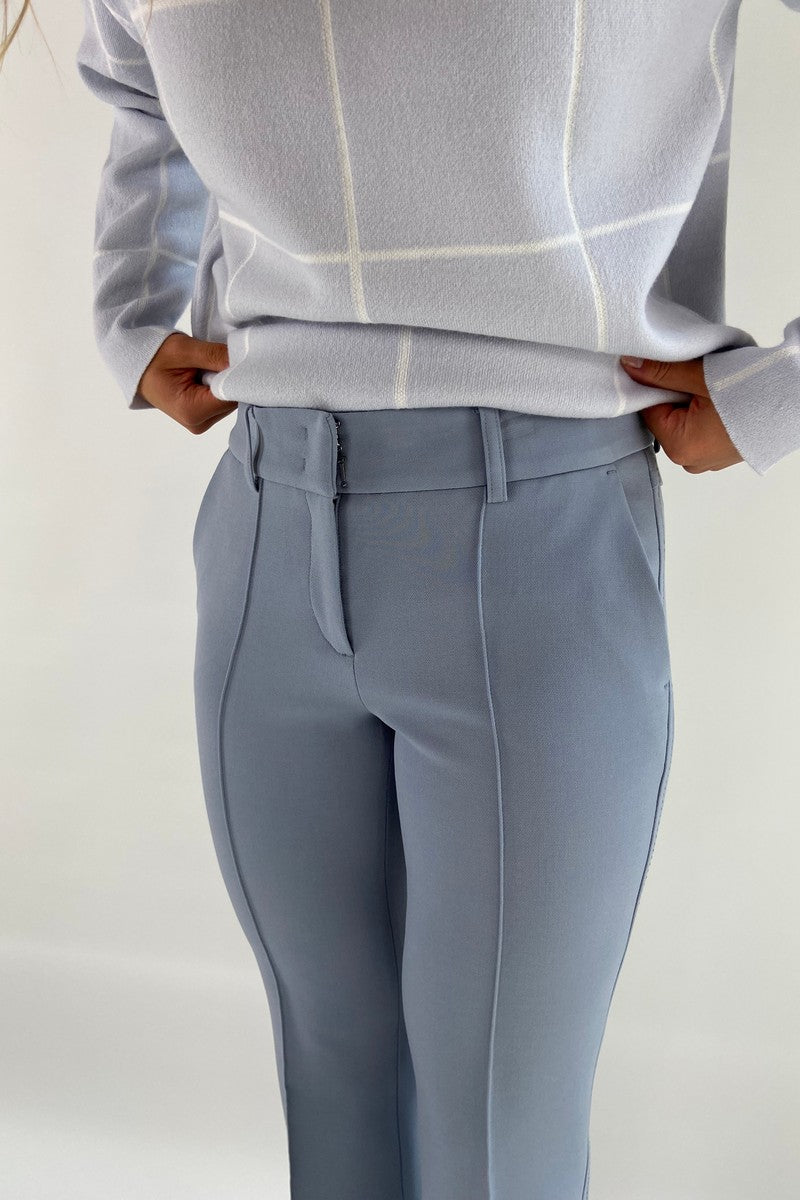 Cambio Farah broek met easy kick pijpen, haaksluiting, riemlussen, 2 steekzakken en 2 paspelzakken