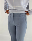 Cambio Farah broek met easy kick pijpen, haaksluiting, riemlussen, 2 steekzakken en 2 paspelzakken