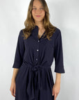 456L Nineto9 donkerblauwe shirtbloes met 3/4 mouwen en strikdetail onderaan van travel-kwaliteit.