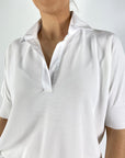 62002-1: Detail van de katoenen polokraag en de soepele viscose-stof van het D.Exterior shirt in kleur 1.