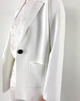 62103-1: Detail van de opgestikte zakken en de soepele stof van de witte D.Exterior damesblazer.