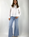 A06841 Peserico witte blouse met poplin voorzijde, stretch jersey achterzijde en punte lace details op de kraag.