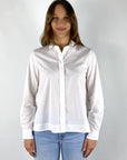 A06841 Peserico witte blouse met poplin voorzijde, stretch jersey achterzijde en punte lace details op de kraag.
