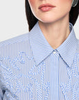 AC 51.27 W59 col 319 Marc Cain blauw-wit gestreepte blouse met detail kraag