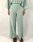 D1701-429-Anneclaire wijde viscose pantalon in aqua met steekzakken en een soepele valling.