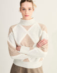 Elegante beige Anneclaire trui met ruitpatroon en colkraag. Zacht, warm en stijlvol.