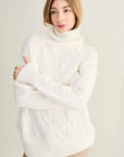 Losse pull uit de Italiaanse collectie Anneclaire met kabelmotief en rolkraag.