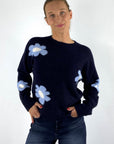 Anneclaire D1805 marineblauwe trui met ecru bloemen, ronde hals en lange mouwen