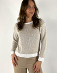 D1645-Anneclaire-1 beige gemêleerde pullover met lurex ronde hals en witte contrasterende boorden.
