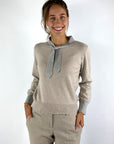 Anneclaire D1869 trui in Grijs Beige met lichtgrijs strikdetail en brede geribde manchetten