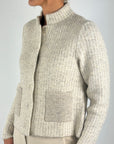 Anneclaire D1903 gebreid vest met motief – Beige Ecru