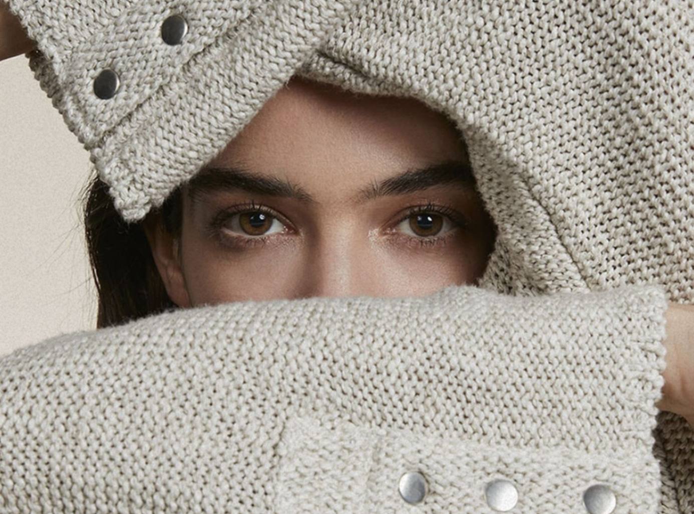 Sfeerfoto van verfijnd italiaans breiwerk van het modelabel Anneclaire.