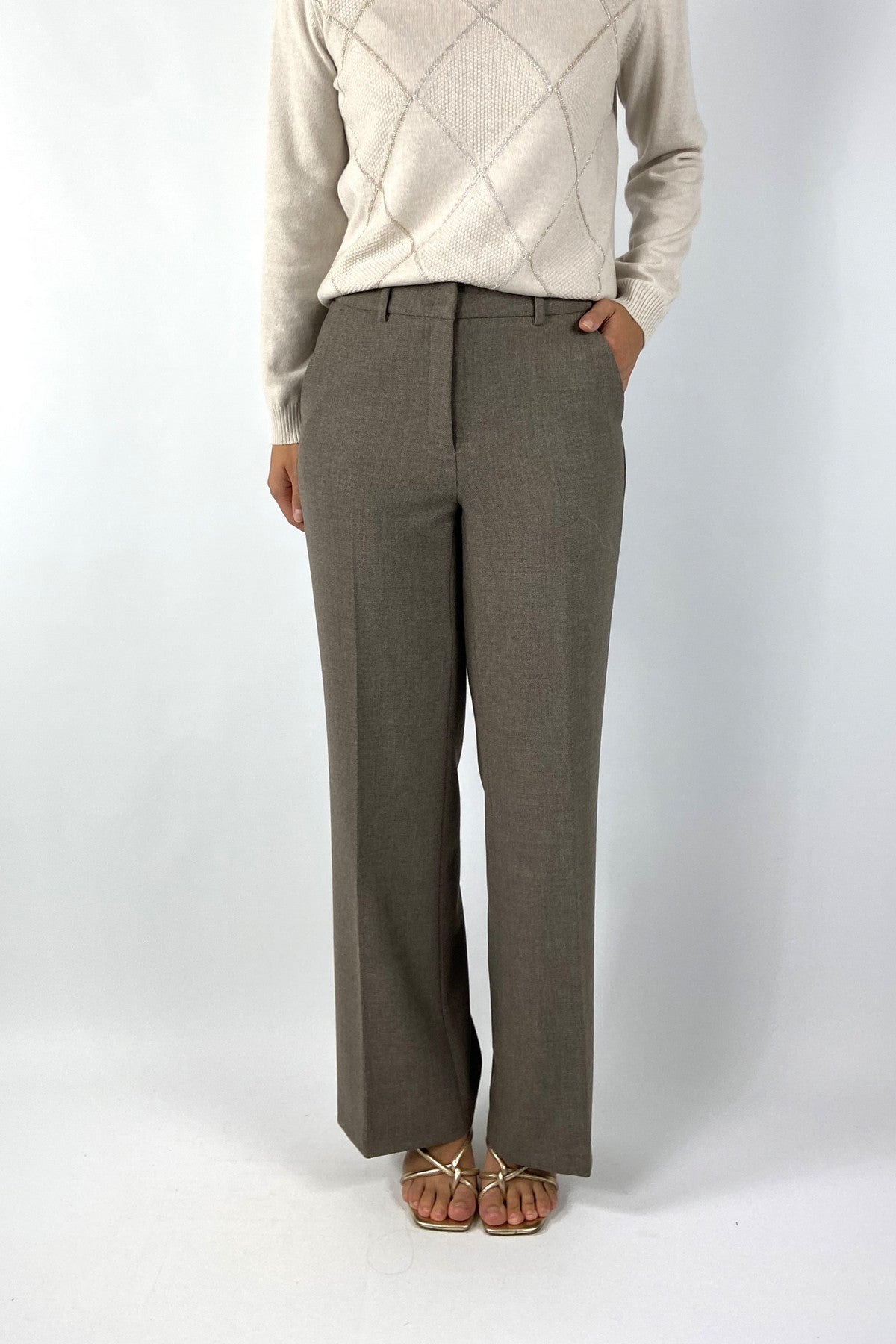 De Amelie van Cambio in de kleur Ash is een wide leg pantalon met een middelhoge taille en een comfortabele pasvorm.