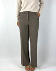 De Amelie van Cambio in de kleur Ash is een wide leg pantalon met een middelhoge taille en een comfortabele pasvorm.