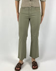 9531-Cambio Francesca jeans in olive met een uitlopende pijp, strijkvouwen en korte franjes aan de zoom.