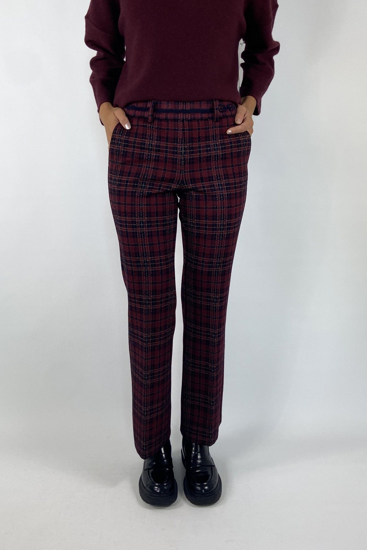 Broek met ruitmotief van Cambio in burgundy kleuren. Model Francoise cropped.
