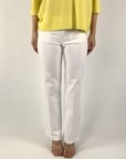 9049-Cambio Tess wide leg jeans in white stone met een verkorte wijde pijp en elegante strijklijnen.