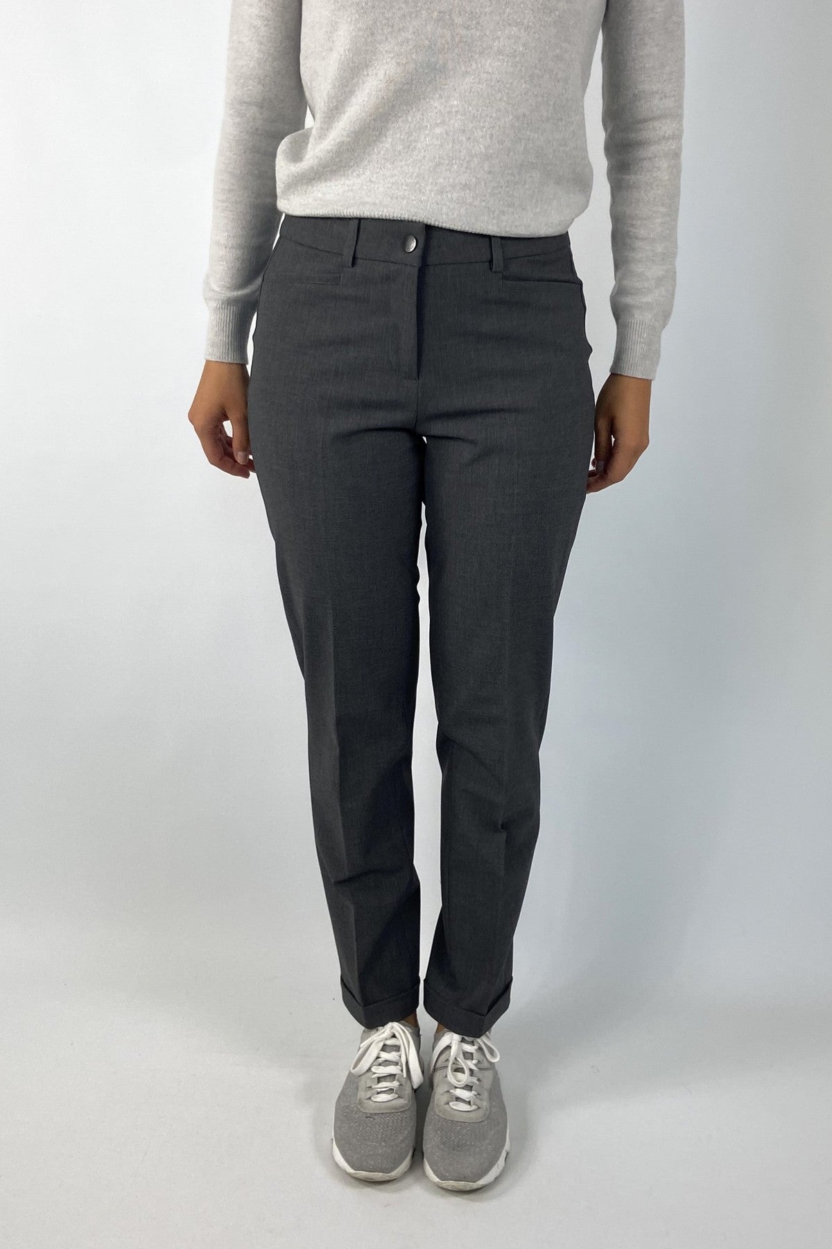 Stijlvolle grijze pantalon met slim fit pasvorm, praktische zakken en subtiele stiksels. Comfortabel én elegant.