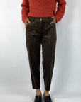 Broek in vegan suède stof van het broekenmerk Cambio in een donkerbruine kleur.