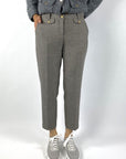 Elegante chino in 7/8 lengte met smal toelopende pijp en gouden knopen – tijdloos en stijlvol.