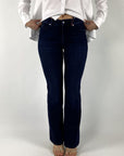 9102 Cambio Paris Flared jeans in de wassing soft cozy blue met een elegant uitlopende pijp.