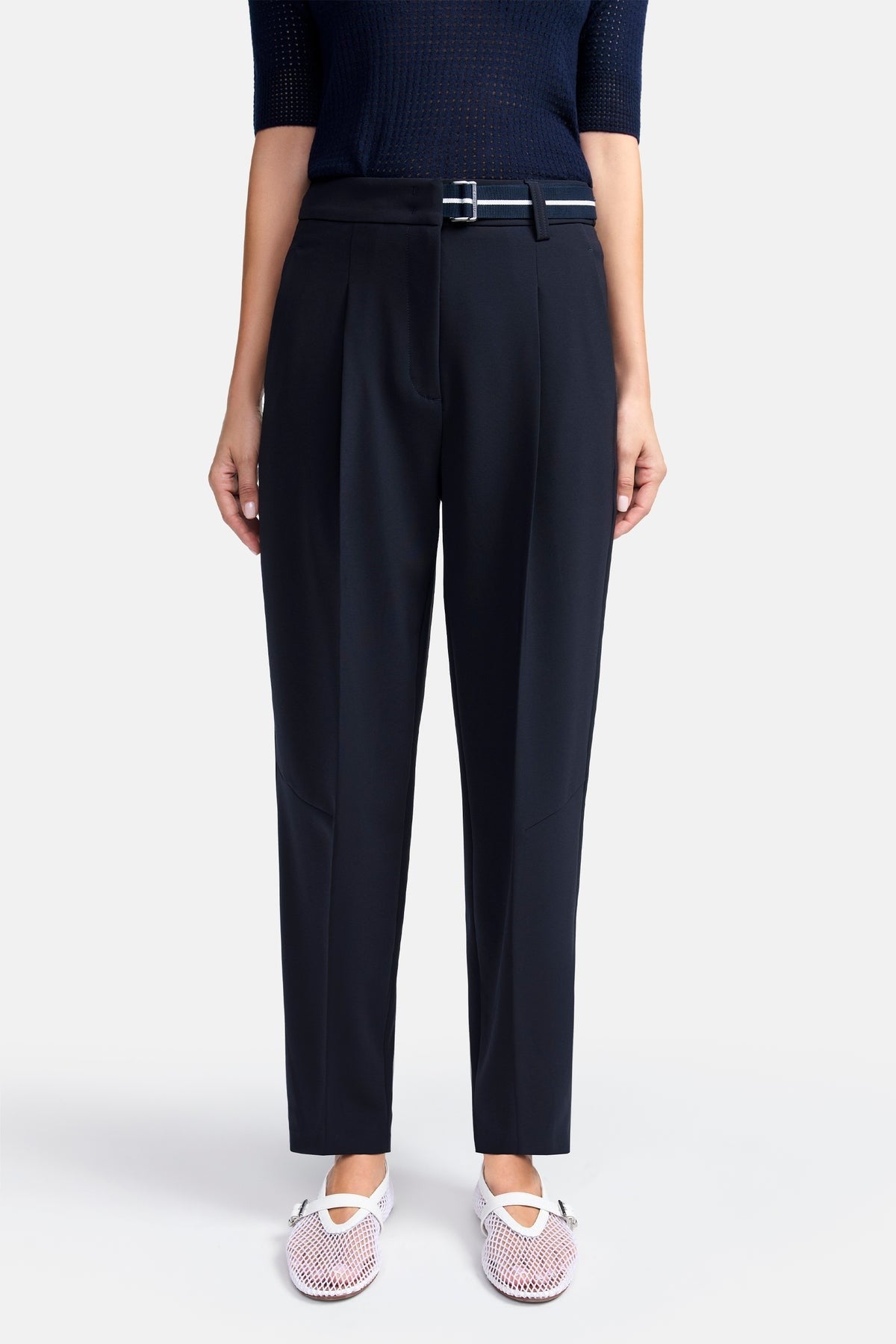ELAINE cropped broek van Cambip met ei-vorm, geïntegreerde riem, vouwdetail en comfortabele bi-stretchstof in marineblauw