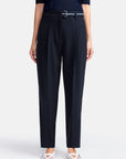 ELAINE cropped broek van Cambip met ei-vorm, geïntegreerde riem, vouwdetail en comfortabele bi-stretchstof in marineblauw