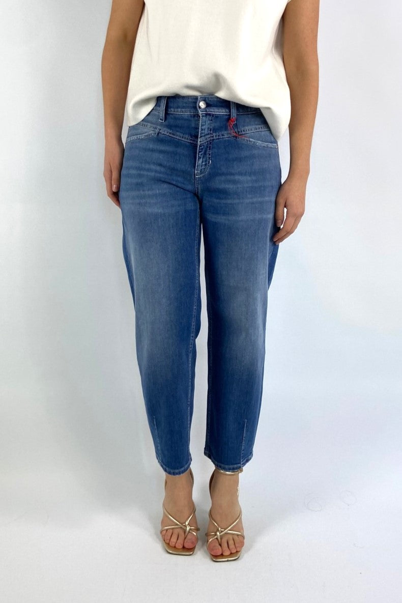 Flatterdende "Egg-shape" denim model ELIN van Cambio in een cropped lengte met hoge taille.