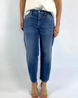 Flatterdende "Egg-shape" denim model ELIN van Cambio in een cropped lengte met hoge taille.