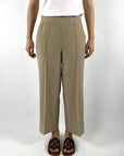 Cameron-6052: Wijde cropped Cambio broek in de kleur Safari Dust met een comfortabele elastische tailleband.