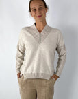 Zachte crèmetrui met V-hals en relaxte pasvorm voor een stijlvolle, comfortabele look, perfect te combineren met broek, rok of jeans.