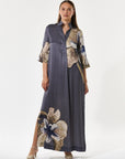 1250126: Enkellange zijden Helga jurk van Dea Kudibal in staalgrijs met een oversized bloemenprint en kimono-halslijn.