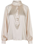 Zijden blouse in gebroken wit met hoge kraag, raglanmouwen en bedekte knopen. Relaxed fit met verfijnde, elegante uitstraling.