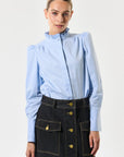 Elegant satijnzijden blouse van Dea Kudibal in lichtblauw met ruches, pofmouwen en decoratieve knopen.