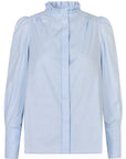Elegant satijnzijden blouse van Dea Kudibal in lichtblauw met ruches, pofmouwen en decoratieve knopen.
