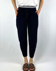 6320N Cambio Eden broek in Blue Night techno-stretch met dubbele elastische tailleband en doorgestikte naden.