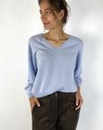 Lichtblauwe pull van FFC met V-hals en lange mouwen in een zacht wol/cashmere breisel.